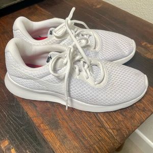 🔴Nike white running shoes-wmn 9